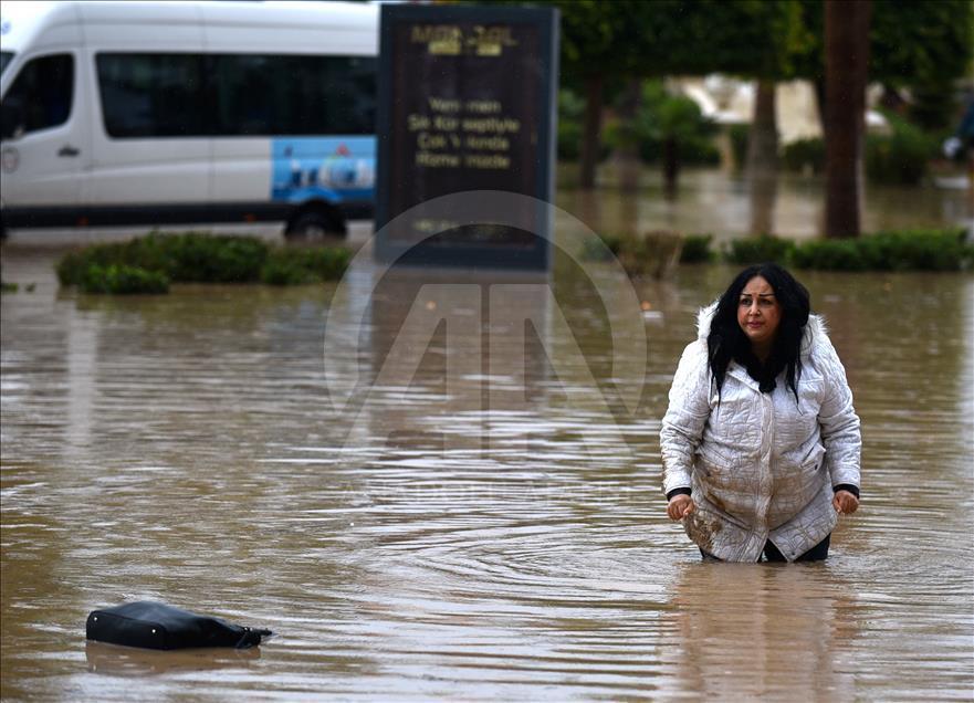 Mersin de kuvvetli yağış hayatı olumsuz etkiledi Anadolu Ajansı