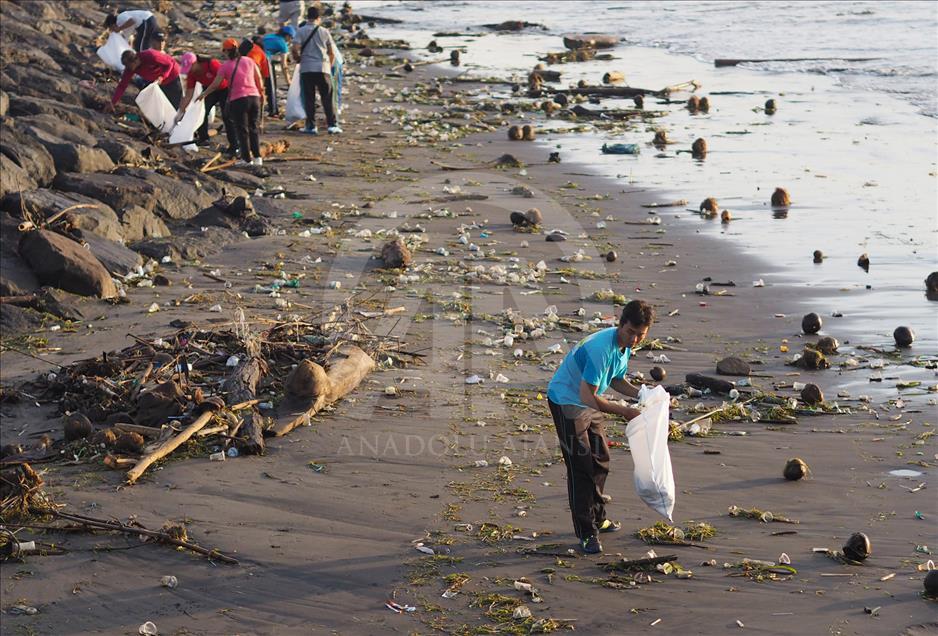 Warga Gotong Royong Bersihkan Pantai Sanur Dari Sampah Plastik