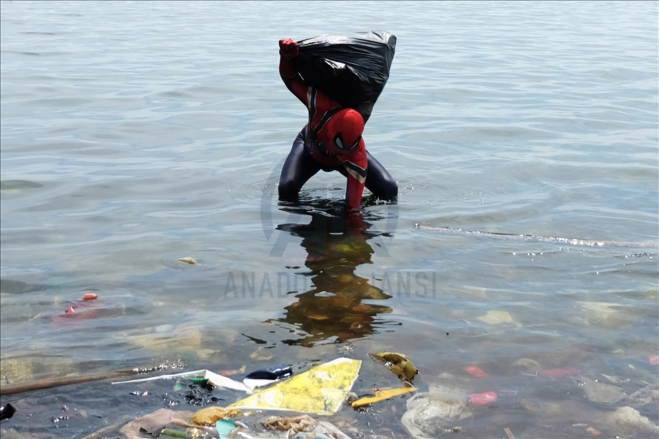 Pria Berkostum Super Hero Bersihkan Laut Saat Hari Bumi Internasional