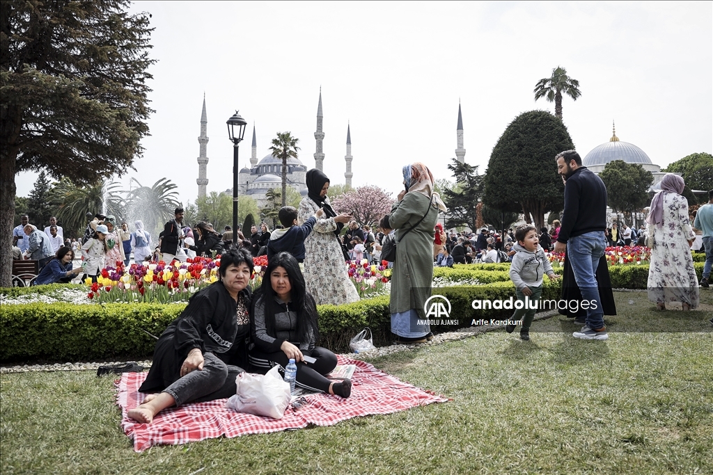 Sultanahmet Meydanı nda bayramın ilk günü Anadolu Ajansı