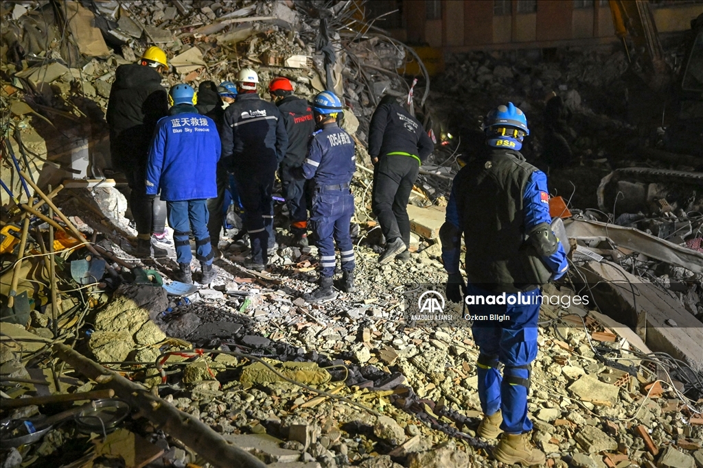 Çin den gelen 290 kişilik ekip deprem bölgesinde hayat kurtarıyor