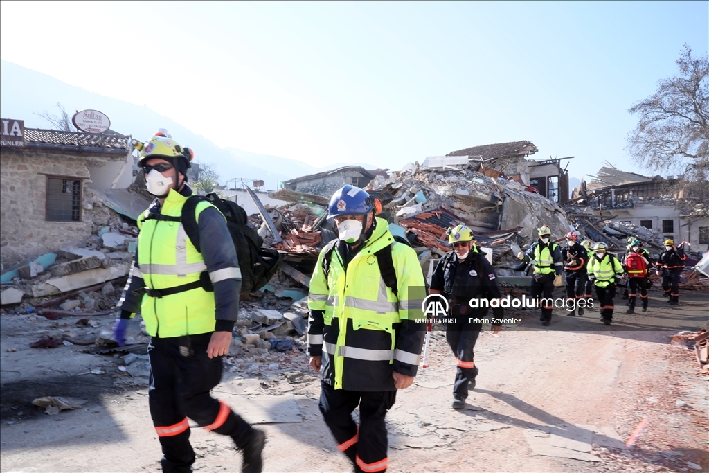 Hatay Da Enkazdan Geriye Deprem An Nda Duran Duvar Saati Kald