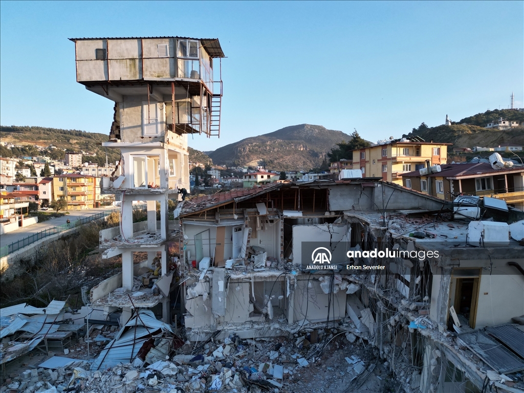 Hatay da depremde çöken binanın ek yapısı ayakta kaldı Anadolu Ajansı