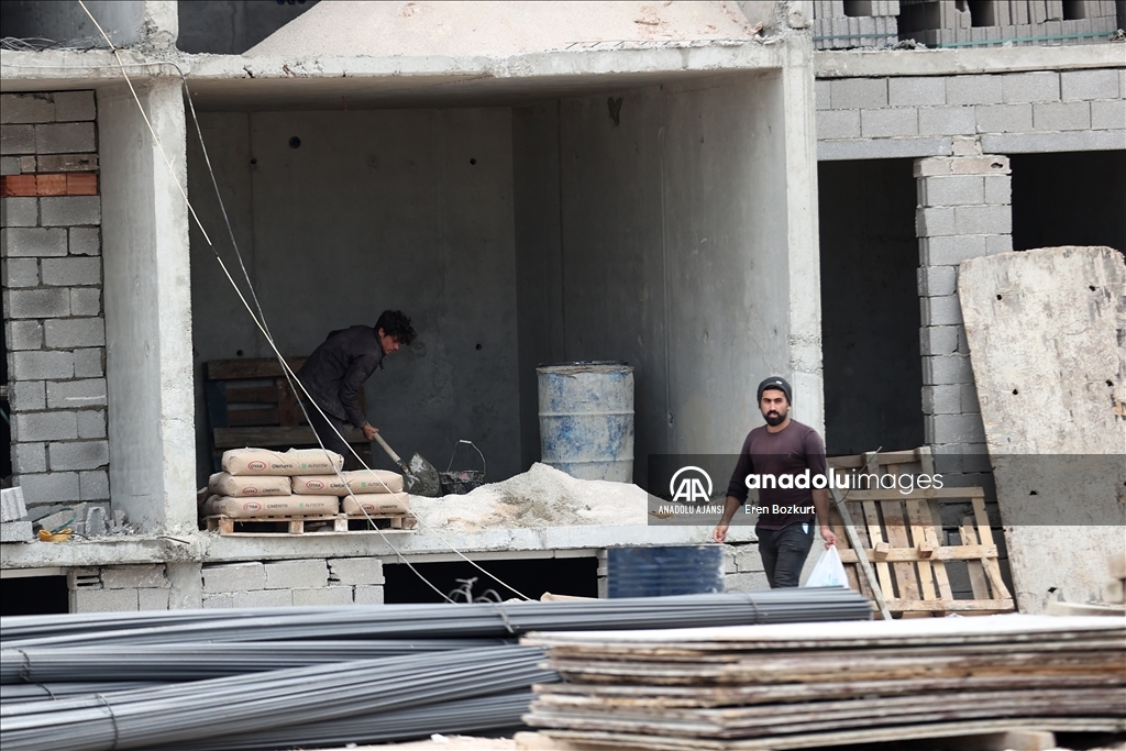 Adana da depremzedeler için başlanan konutların inşası devam ediyor