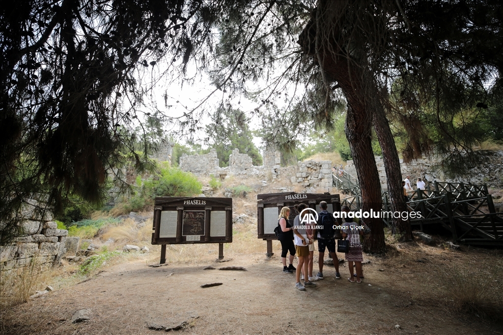 Phaselis Antik Kenti ndeki ana caddenin tamamı gün yüzüne çıkarılıyor