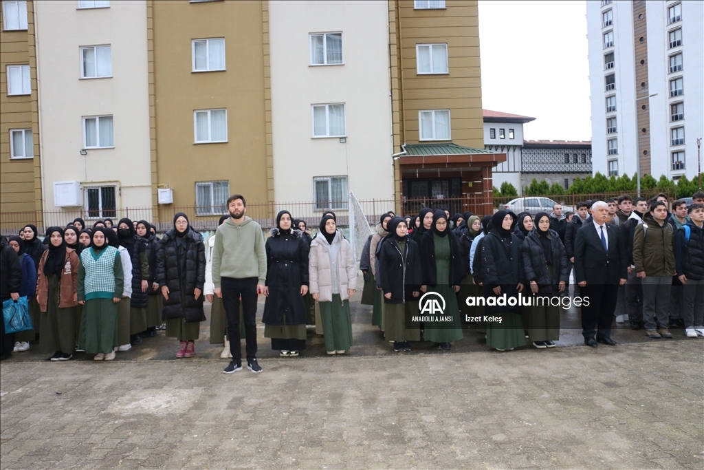 Depremlerde Hayat N Kaybedenler I In Okullarda Sayg Duru Unda