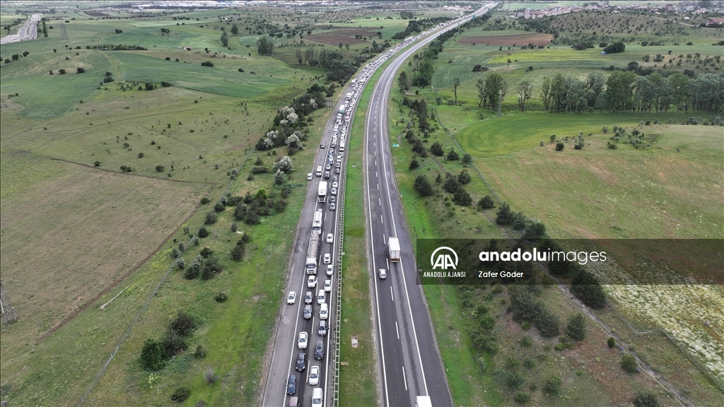 Bayram tatili dolayısıyla yollarda trafik yoğunluğu yaşanıyor Anadolu