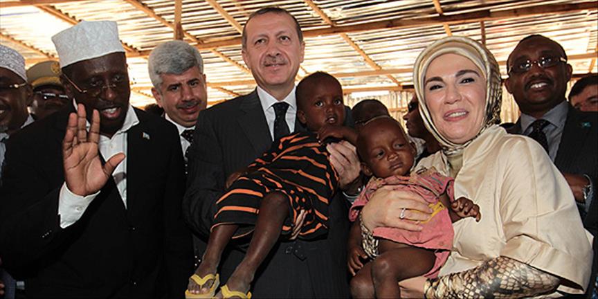 Yardım malzemelerini eliyle dağıttı