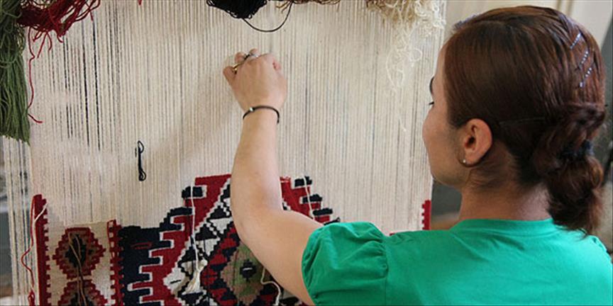 Sevdigine Sozu Olan Kilim Dokuyor