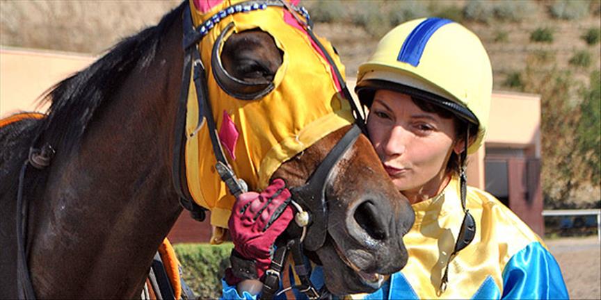 Ojeli tırnaklarla dörtnala