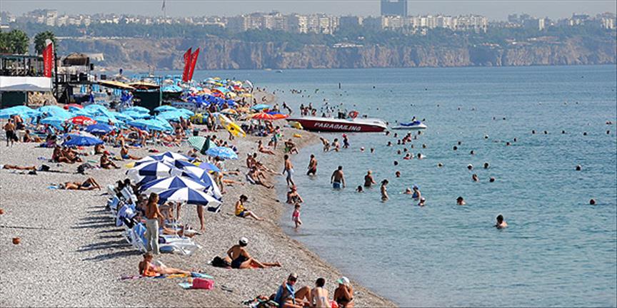 Sahiller turistlere kaldı