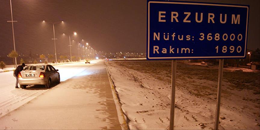 Erzurum'da ulaşıma kar engeli