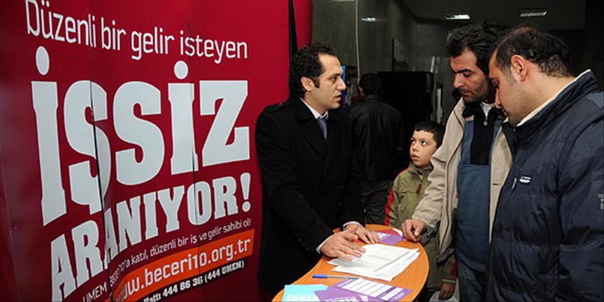 İşsizin peşine düştü
