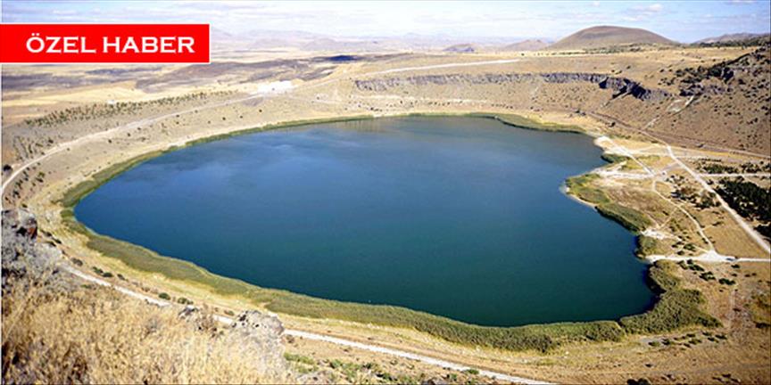 Krater gölü kalp şeklini aldı