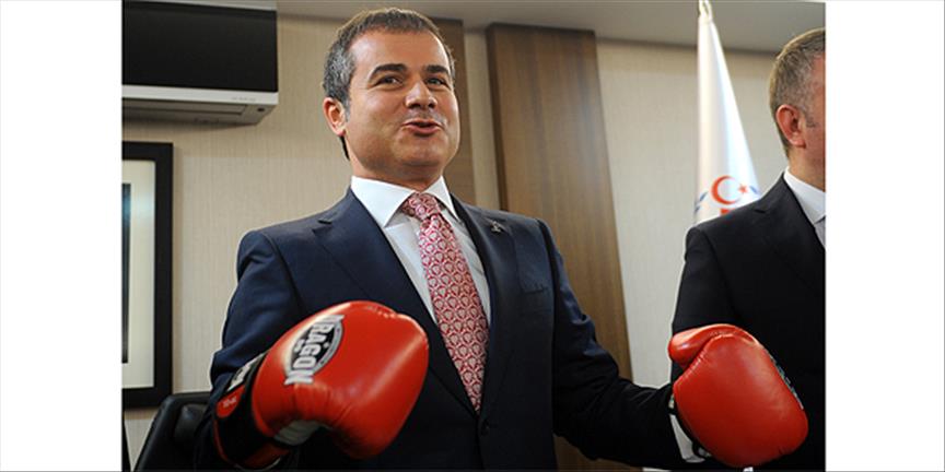 Bakan boks eldiveni giydi