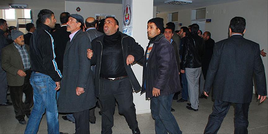 Minibüsçüler başkanın odasını dağıttı