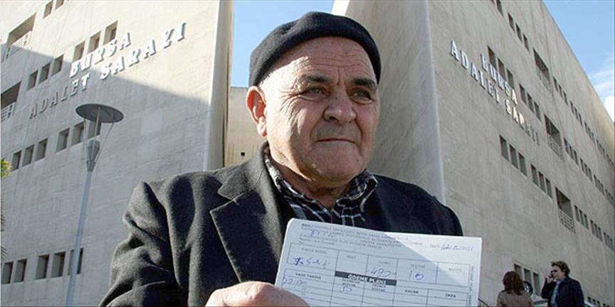 Yaşlı adamı hediye ile kandırdılar