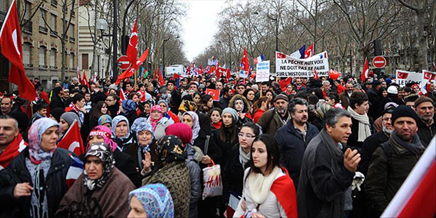 Turks in Paris march to protest Armenian bill