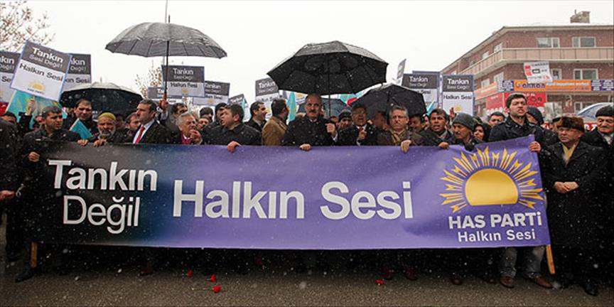Tankların geçtiği caddede yürüdüler