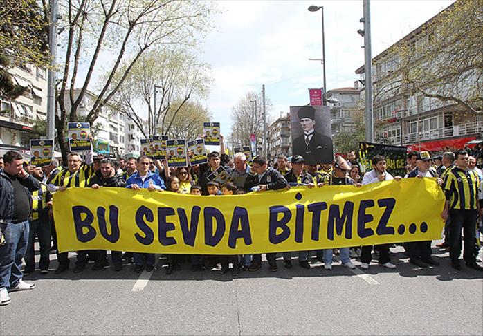 Fenerli taraftar caddeye indi