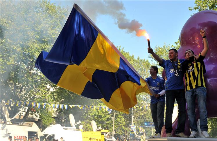 Bayrak yakan taraftara ceza