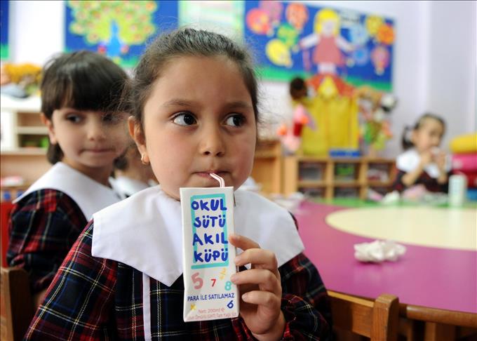 Vali Mutlu çocuklarla süt içti