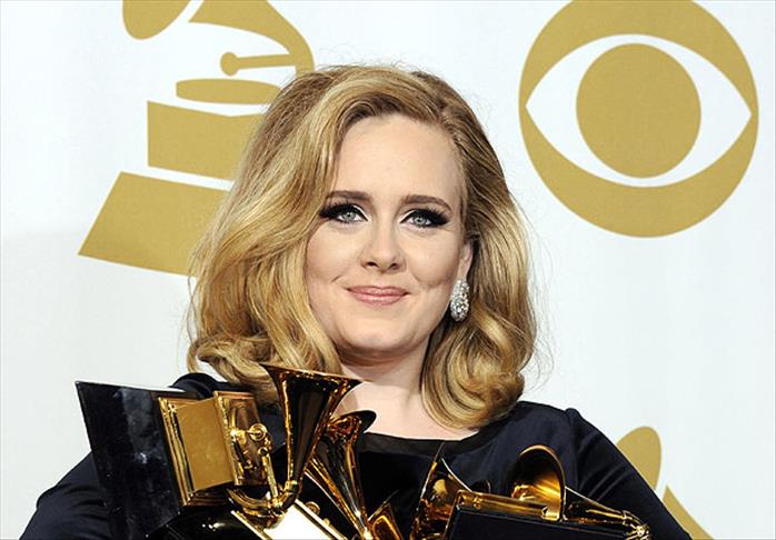 Adele ödülleri topladı