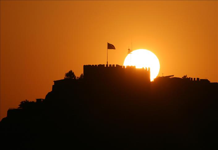 Ankara Kalesi'nde zıtlıklara doğan güneş