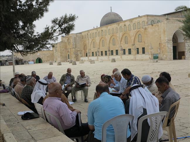 مئات الفلسطينيين يواصلون الرباط في مصاطب العلم بالأقصى