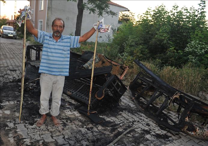 Yılan korkusundan evini ateşe verdi