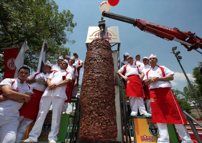 تركيا تدخل موسوعة غينيتس بأكبر شاورما في العالم