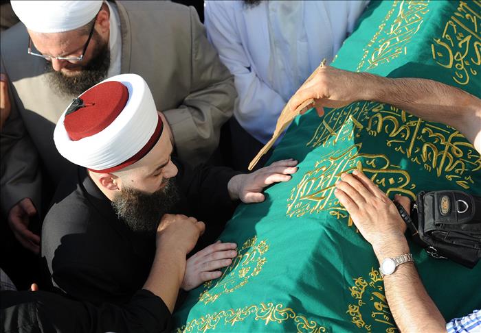 Annesini toprağa verdi