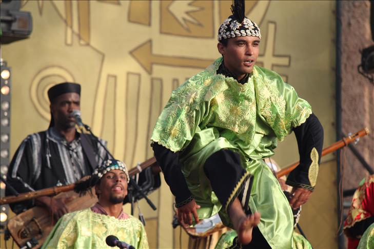 موسيقى "كناوة" المقدسة إفريقياً... رحلة من بلاد "تمبكتو" إلى المغرب الأقصى