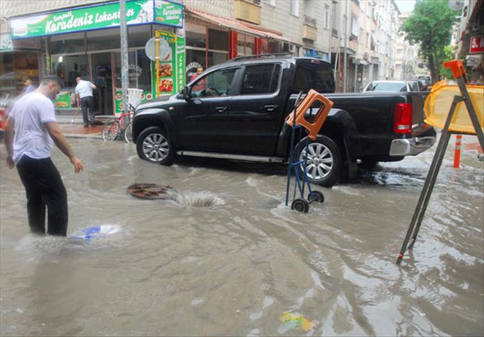 Şiddetli yağmur hayatı felç etti