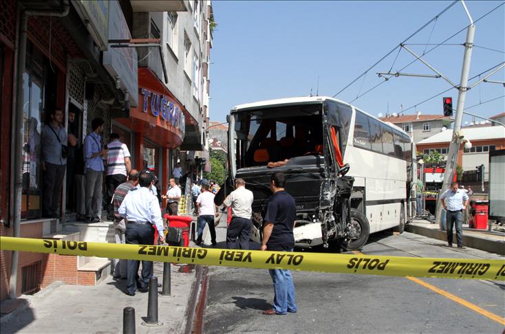 Otobüs tramvay durağına girdi