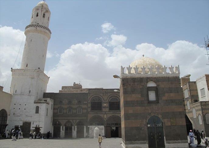 التراويح على الهواء من أقدم مساجد اليمن رغم تصدعه