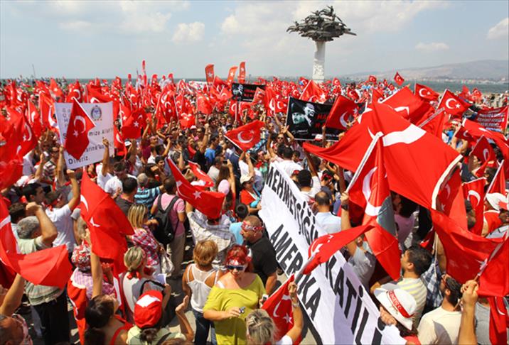 İzmirliler teröre lanet yağdırdı