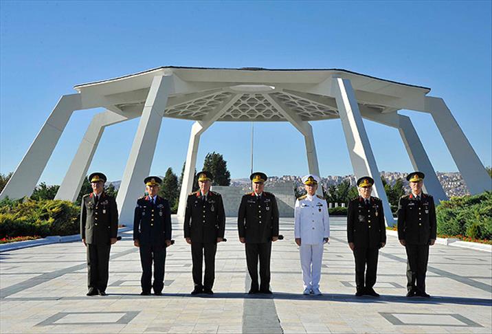Devlet Mezarlığı'nı ziyaret ettiler