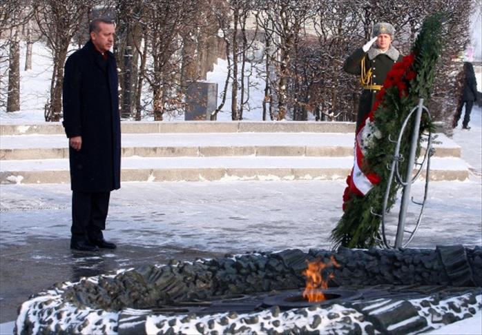 Turkish pm visits Tomb of Unknown Soldier in Kiev