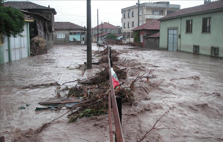 Bin konutu su bastı