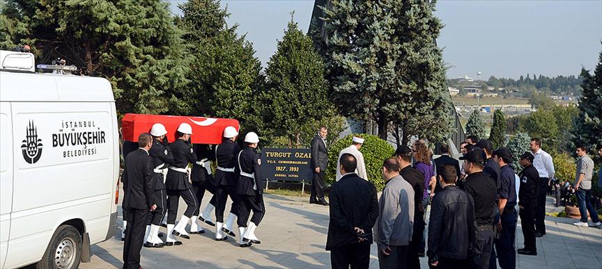 Turgut Özal toprağa veriliyor