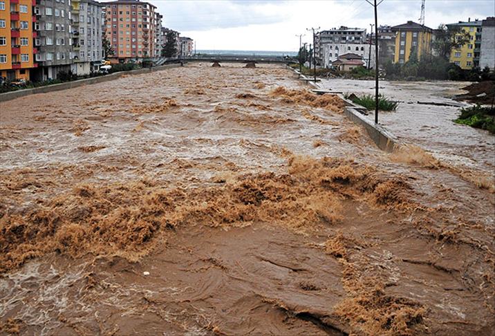 Rize'de sağanaktan dere taştı