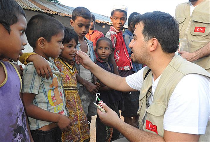 Bangladeşli yetimlerin yüzü güldü
