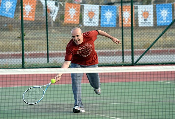 Şimşek tenis oynadı
