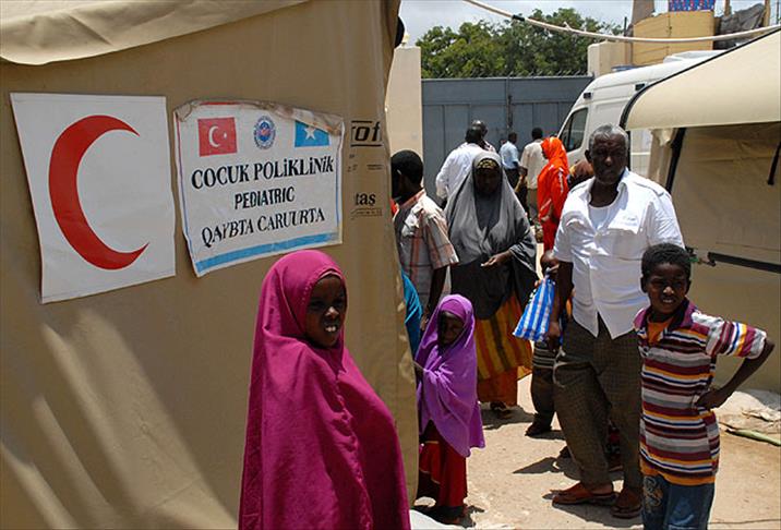 Türk doktorlar Somali'de şifa dağıtıyor