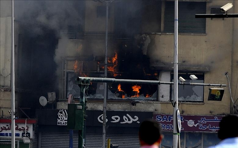 متظاهرون يحرقون مقر "الجزيرة مباشر مصر" بالقاهرة (محدث)