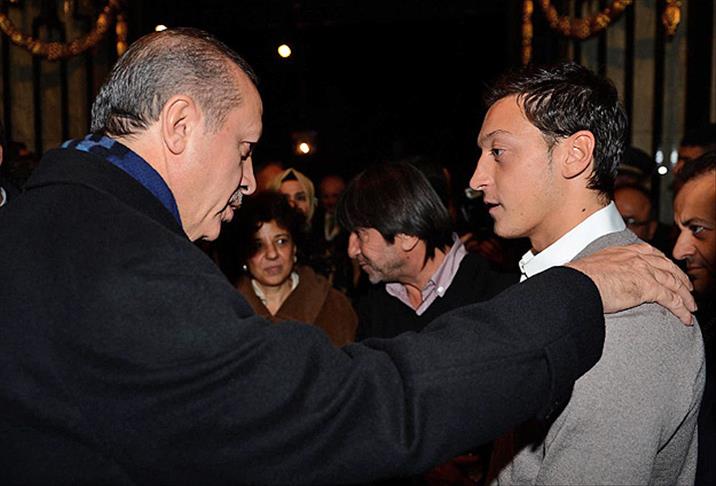Erdoğan'ı Özil ve Dilmen karşıladı
