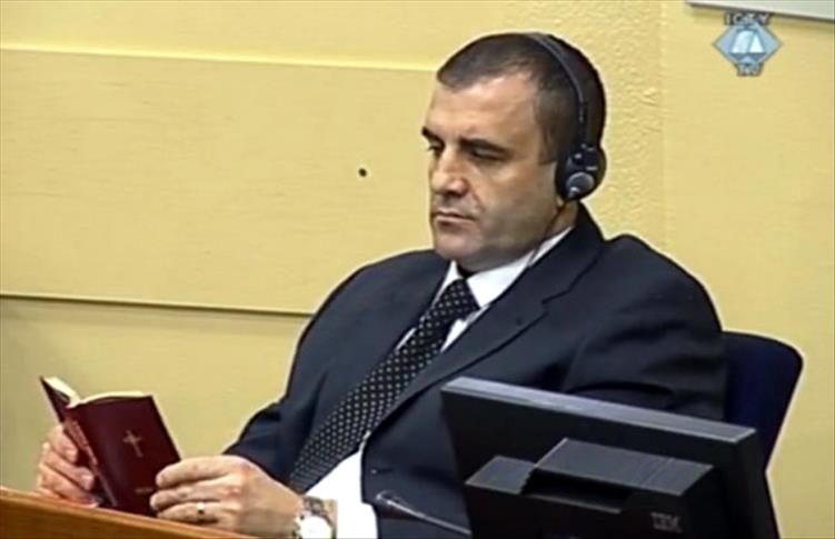 Milan Lukić na izricanju presude listao Bibliju