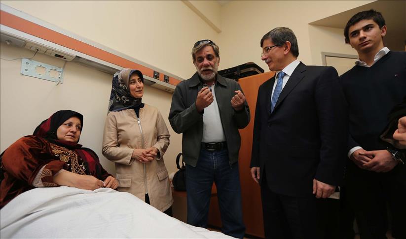 Turkish fm visits wounded Palestinians in Ankara