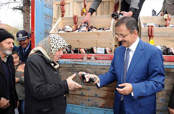 Kazandığı tazminatla sucuk dağıttı
